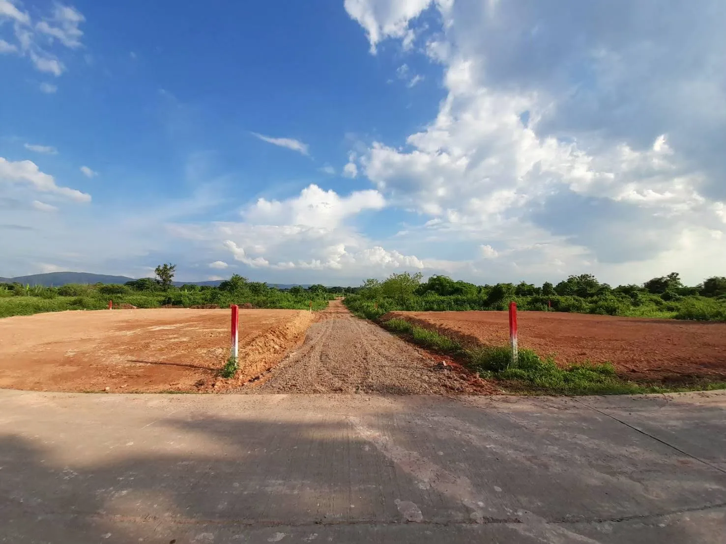 ที่ดินเปล่าถมแล้ว @หมู่บ้านสันสลี ผามวัว จากถนนบายพาสตะวันตกเพียง 400 เมตร