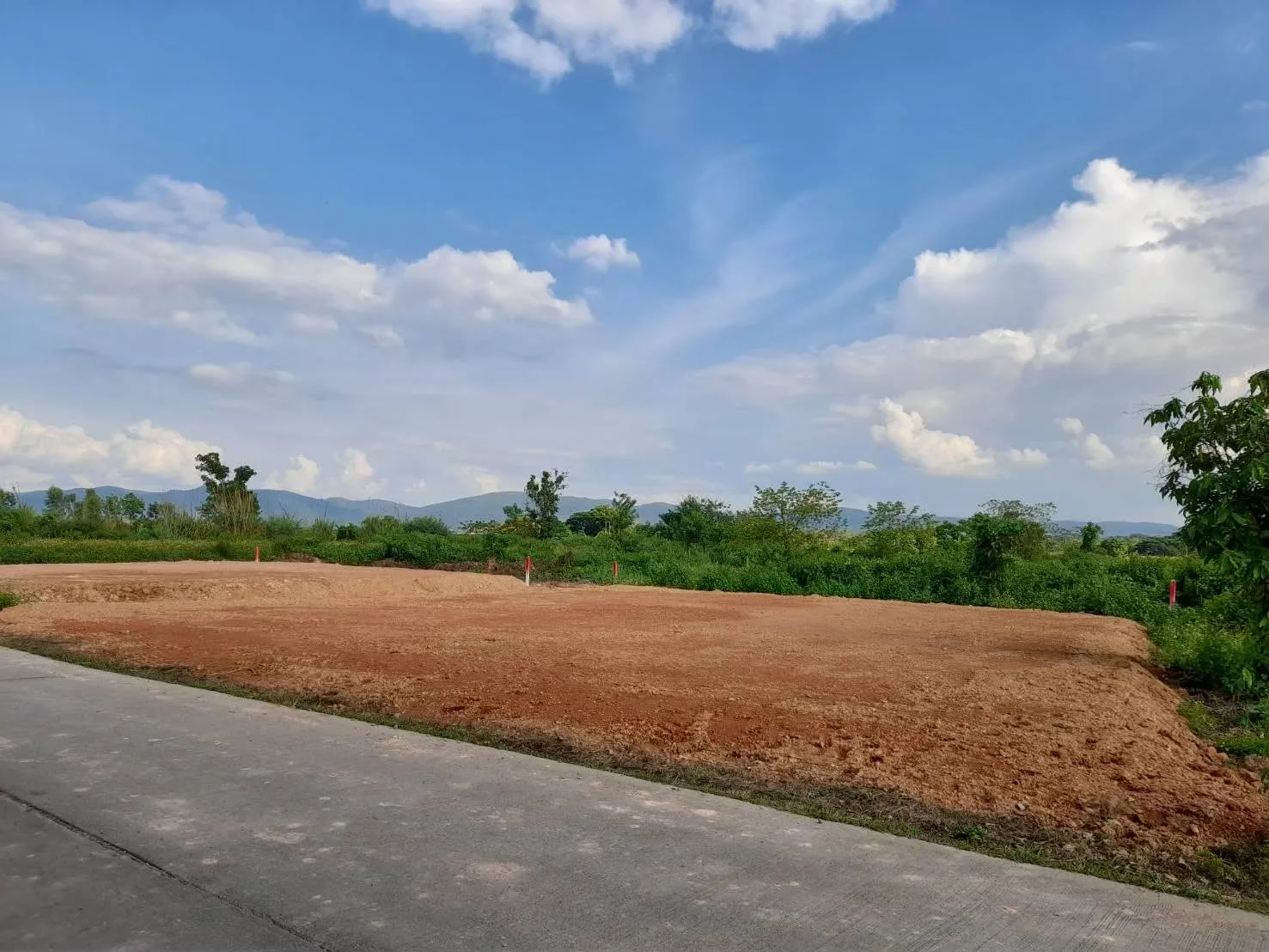 ที่ดินเปล่าถมแล้ว @หมู่บ้านสันสลี ผามวัว จากถนนบายพาสตะวันตกเพียง 400 เมตร