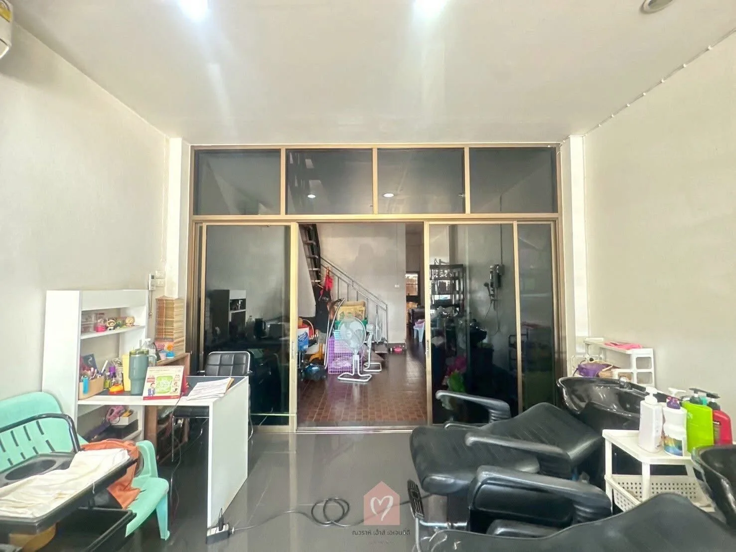 ขายด่วน อาคารพาณิชย์ 2 ชั้น ถนนสันโค้งน้อย ใจกลางเชียงราย