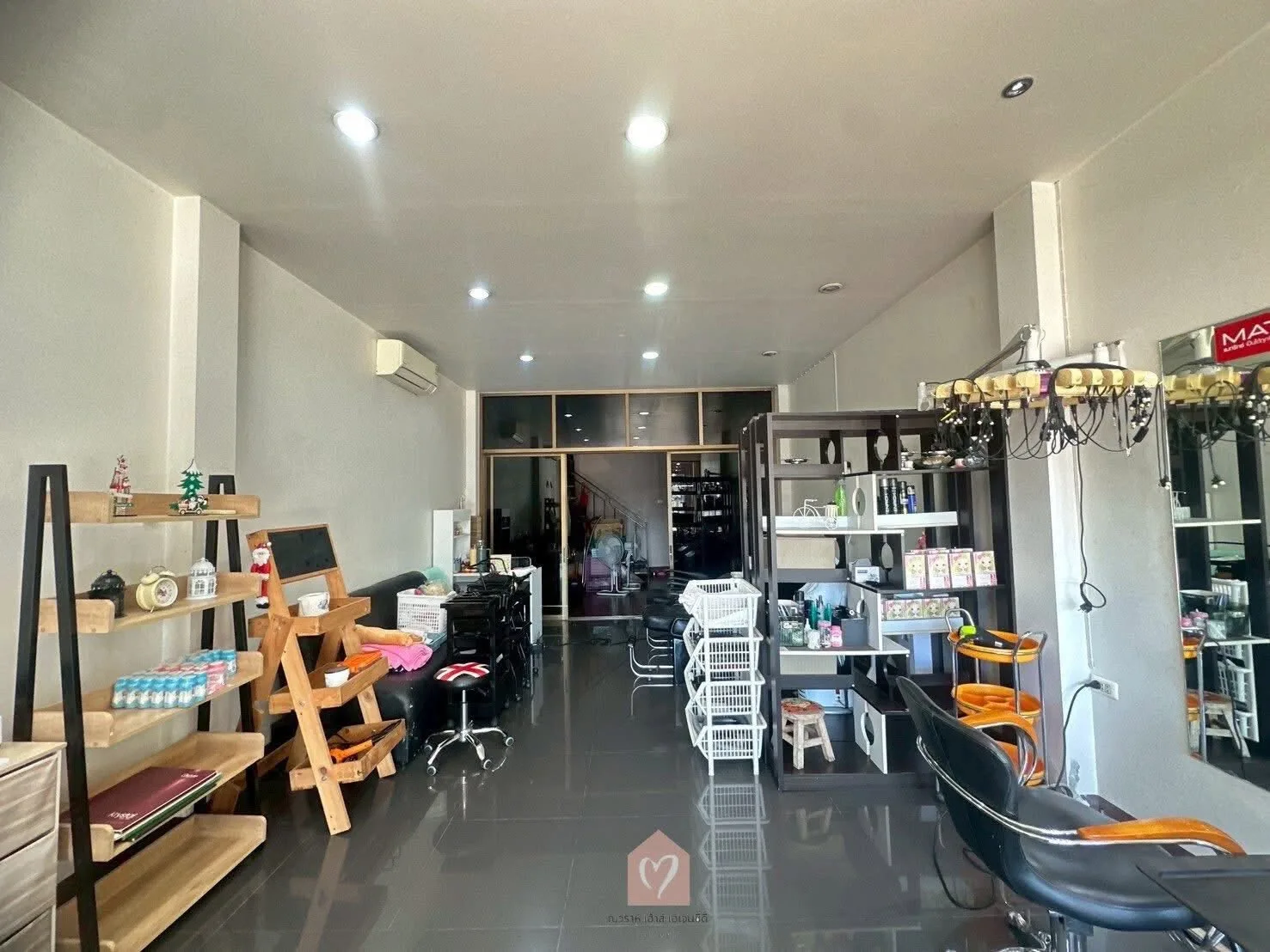ขายด่วน อาคารพาณิชย์ 2 ชั้น ถนนสันโค้งน้อย ใจกลางเชียงราย